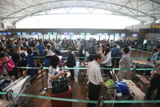 추석 연휴를 앞두고 24일 오전 영종도 인천국제공항 출국장이 해외여행을 떠나는 인파로 붐비고 있다.